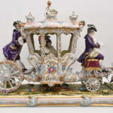 VOLKSTEDTER PORZELLANMANUFAKTUR: PRUNKKUTSCHE, bemaltes glasiertes goldstaffiertes Porzellan, 2. Hälfte 20. Jahrhundert - Foto 2