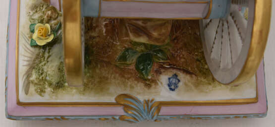 VOLKSTEDTER PORZELLANMANUFAKTUR: PRUNKKUTSCHE, bemaltes glasiertes goldstaffiertes Porzellan, 2. Hälfte 20. Jahrhundert - фото 12