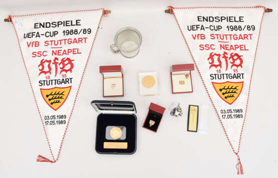VFB STUTTGART- SAMMLER KONVOLUTiefe: Wimpel, Münzen/Medaillen/Anstecker und Fanartikel,teils Silber, 1980er-2000er - Foto 1