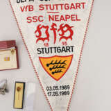 VFB STUTTGART- SAMMLER KONVOLUTiefe: Wimpel, Münzen/Medaillen/Anstecker und Fanartikel,teils Silber, 1980er-2000er - Foto 5
