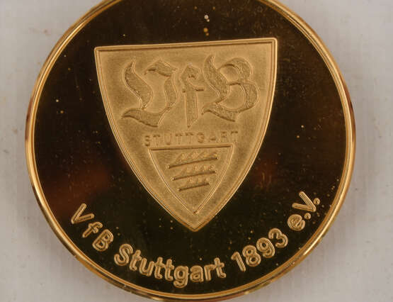 VFB STUTTGART- SAMMLER KONVOLUTiefe: Wimpel, Münzen/Medaillen/Anstecker und Fanartikel,teils Silber, 1980er-2000er - photo 14