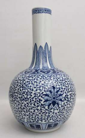 CHINESISCHE VASE, blau ornamentiertes glasiertes Porzellan, gemarkt, China 1. Hälfte 20. Jahrhundert - Foto 1