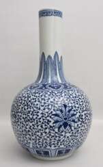 CHINESISCHE VASE, blau ornamentiertes glasiertes Porzellan, gemarkt, China 1. Hälfte 20. Jahrhundert