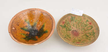ZWEI TÖPFERSCHALEN, bemalte Glasierte Keramik, teils gemarkt, 19. Jahrhundert
