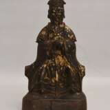 "HERRSCHAFTSBILDNIS", Eisenguss-Statuette mit Blattgold, China späte Ming-Dynastie - Foto 1