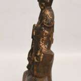 "HERRSCHAFTSBILDNIS", Eisenguss-Statuette mit Blattgold, China späte Ming-Dynastie - Foto 6