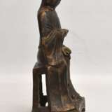 "HOFBEAMTER", Statuette mit Blattgold, China , späte- Ming-Dynastie - photo 3