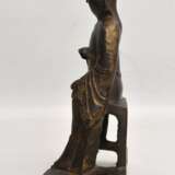 "HOFBEAMTER", Statuette mit Blattgold, China , späte- Ming-Dynastie - photo 5