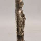 KWAN.JIN -STATUETTE, Nickel, gemarkt (Qianlong), um 1800 - Foto 2