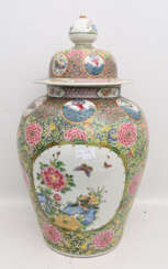 GROSSE DECKELVASE, bemaltes glasiertes Porzellan, China 19. Jahrhundert