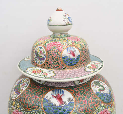 GROSSE DECKELVASE, bemaltes glasiertes Porzellan, China 19. Jahrhundert - фото 2