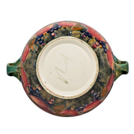 A WILLIAM MOORCROFT `POMEGRANATE` TWO-HANDLED BOWL - photo 3