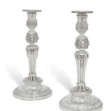 A PAIR OF GEORGE III SILVER CANDLESTICKS - фото 1