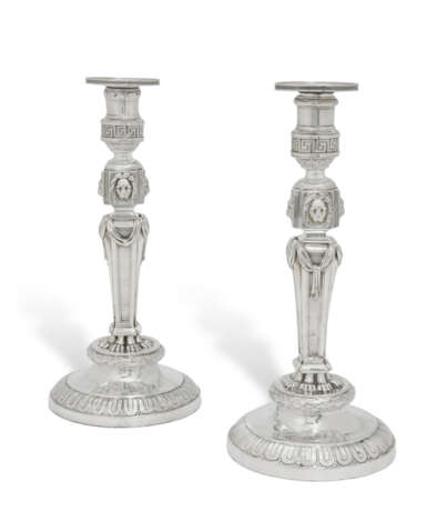 A PAIR OF GEORGE III SILVER CANDLESTICKS - Foto 1