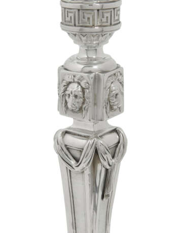 A PAIR OF GEORGE III SILVER CANDLESTICKS - Foto 2