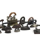 A GROUP OF TWELVE ANTIQUE IRONS - Foto 1