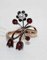 Кольцо с бриллиантом и гранатами Кольцо с бриллиантом и гранатами