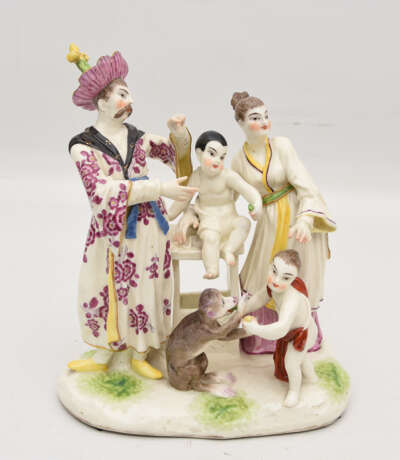 FIGURENGRUPPE "CHINESISCHE FAMILIE", polychrom bemaltes glasiertes Porzellan nach Meissen-Modell 1787 - photo 1