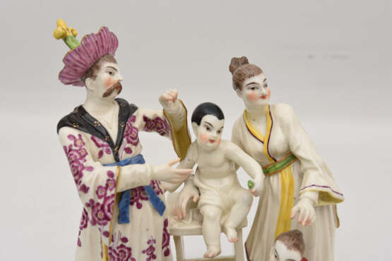 FIGURENGRUPPE "CHINESISCHE FAMILIE", polychrom bemaltes glasiertes Porzellan nach Meissen-Modell 1787 - Foto 2