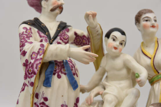 FIGURENGRUPPE "CHINESISCHE FAMILIE", polychrom bemaltes glasiertes Porzellan nach Meissen-Modell 1787 - фото 3