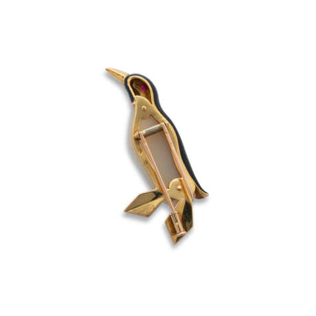 CARTIER CHALCEDONY, RUBY AND ENAMEL PENGUIN BROOCH - photo 3