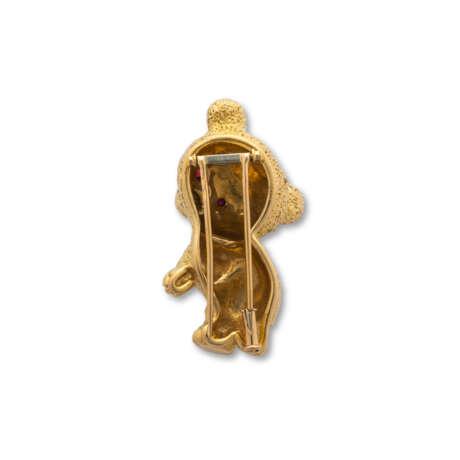 CARTIER RUBY, ENAMEL AND GOLD BEAR BROOCH - photo 3