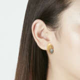 CARTIER MID-20TH CENTURY DIAMOND AND GOLD EAR-CLIPS - Foto 2
