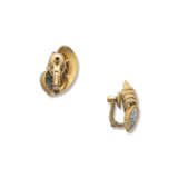 CARTIER MID-20TH CENTURY DIAMOND AND GOLD EAR-CLIPS - фото 3