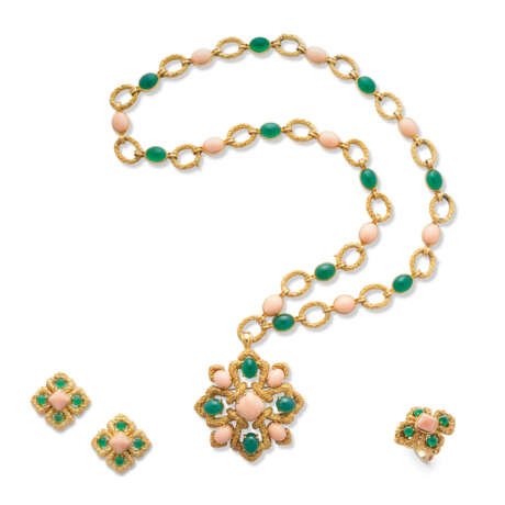 VAN CLEEF & ARPELS CORAL AND CHRYSOPRASE SAUTOIR, RING AND EARRINGS SUITE - Foto 1