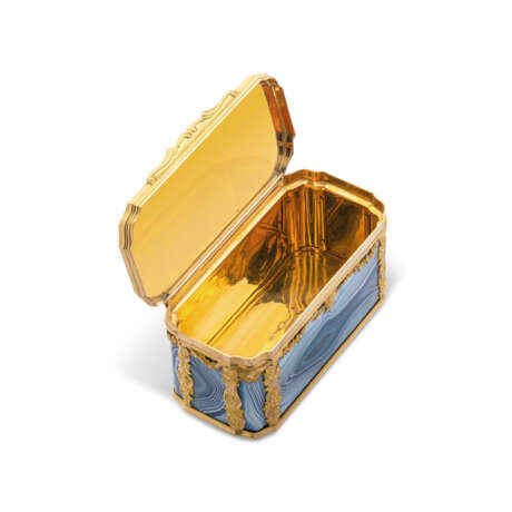NO RESERVE | A GEORGE II GOLD-MOUNTED HARDSTONE SNUFF-BOX - photo 3