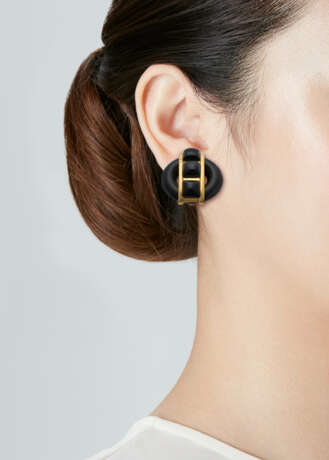 NO RESERVE | CARTIER, ALDO CIPULLO ONYX AND GOLD EARCLIPS - Foto 3
