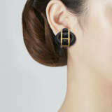 NO RESERVE | CARTIER, ALDO CIPULLO ONYX AND GOLD EARCLIPS - photo 3