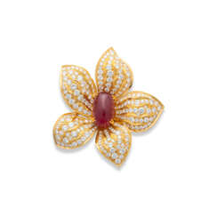 NO RESERVE | RUBY AND DIAMOND FLOWER BROOCH 