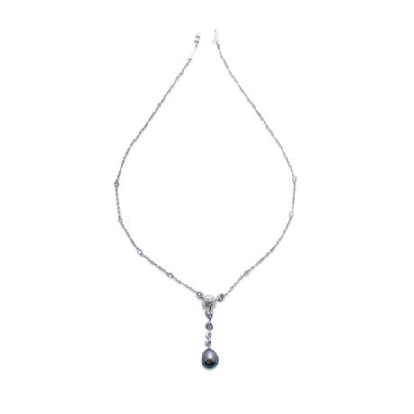 CARTIER CULTURED PEARL AND DIAMOND NECKLACE AND EARRINGS SET - Foto 4