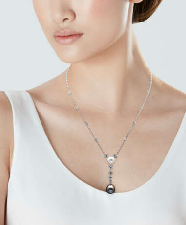 CARTIER CULTURED PEARL AND DIAMOND NECKLACE AND EARRINGS SET - Foto 7