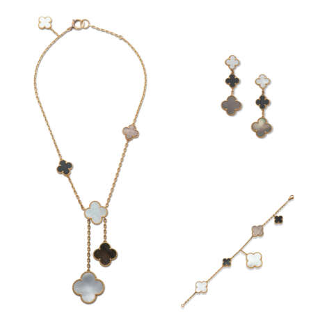 VAN CLEEF & ARPELS MOTHER-OF-PEARL AND ONYX 'MAGIC ALHAMBRA' NECKLACE, BRACELET AND EARRINGS SUITE - Foto 1