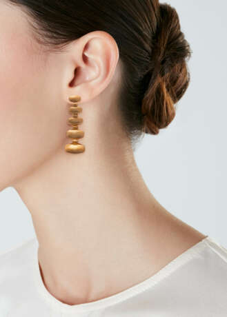 DE GRISOGONO GOLD NECKLACE, EARRINGS AND RING SUITE - Foto 3