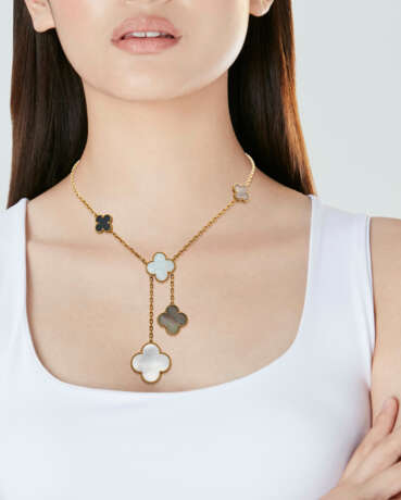 VAN CLEEF & ARPELS MOTHER-OF-PEARL AND ONYX 'MAGIC ALHAMBRA' NECKLACE, BRACELET AND EARRINGS SUITE - Foto 2