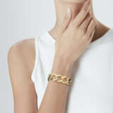 VAN CLEEF & ARPELS CORAL AND DIAMOND RING, ANGELA CUMMINGS DIAMOND AND GOLD EARRINGS AND UNSIGNED GOLD BRACELET - Foto 2