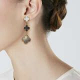 VAN CLEEF & ARPELS MOTHER-OF-PEARL AND ONYX 'MAGIC ALHAMBRA' NECKLACE, BRACELET AND EARRINGS SUITE - Foto 4