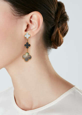 VAN CLEEF & ARPELS MOTHER-OF-PEARL AND ONYX 'MAGIC ALHAMBRA' NECKLACE, BRACELET AND EARRINGS SUITE - Foto 4