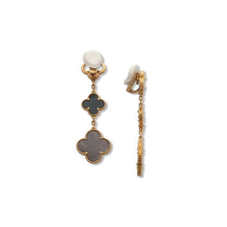 VAN CLEEF & ARPELS MOTHER-OF-PEARL AND ONYX 'MAGIC ALHAMBRA' NECKLACE, BRACELET AND EARRINGS SUITE - Foto 9