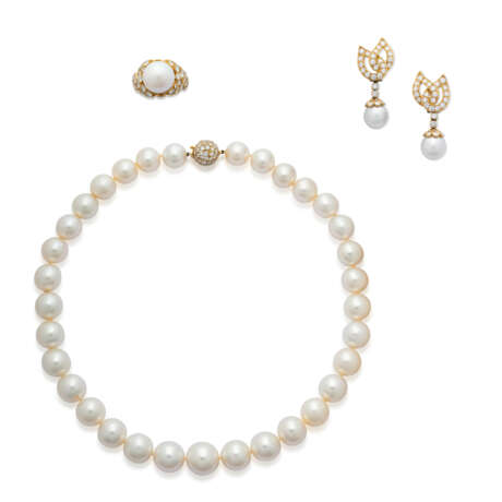 NO RESERVE | CULTURED PEARL AND DIAMOND NECKLACE, EARRINGS AND RING SUITE - photo 1