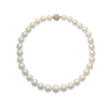 NO RESERVE | CULTURED PEARL AND DIAMOND NECKLACE, EARRINGS AND RING SUITE - Foto 2