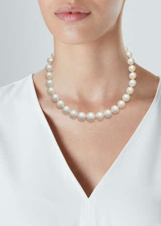 NO RESERVE | CULTURED PEARL AND DIAMOND NECKLACE, EARRINGS AND RING SUITE - photo 3