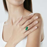 EMERALD AND DIAMOND ‘TOI ET MOI’ RING - фото 2