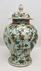 DECKELVASE, Porzellan handbemalt, China ca. 18. Jahrhundert