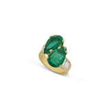 EMERALD AND DIAMOND ‘TOI ET MOI’ RING - photo 3