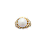 NO RESERVE | CULTURED PEARL AND DIAMOND NECKLACE, EARRINGS AND RING SUITE - Foto 7