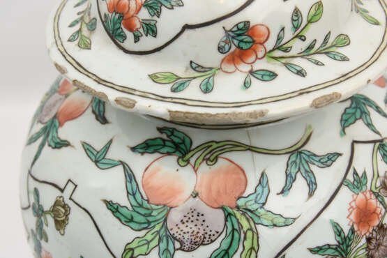 DECKELVASE, Porzellan handbemalt, China ca. 18. Jahrhundert - photo 3